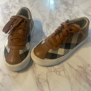Burberry Shoes size 10